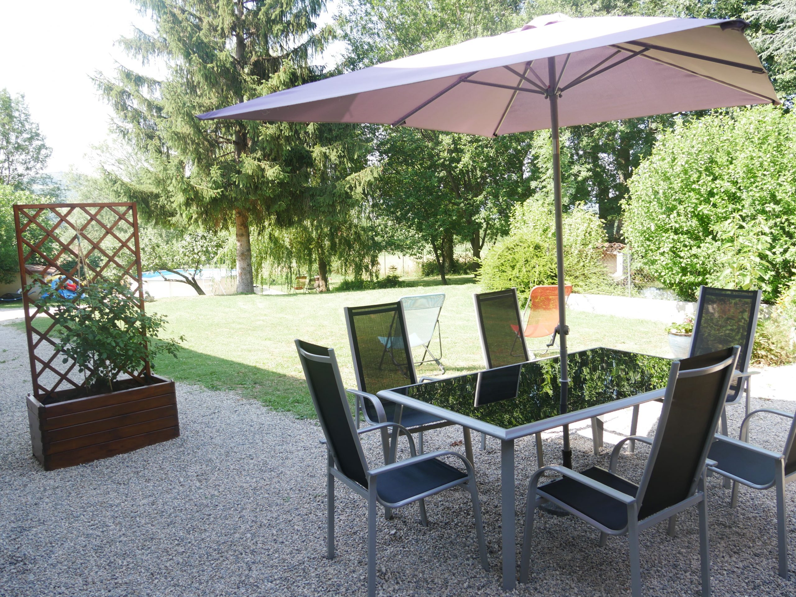 Terrasse gîte parc piscine